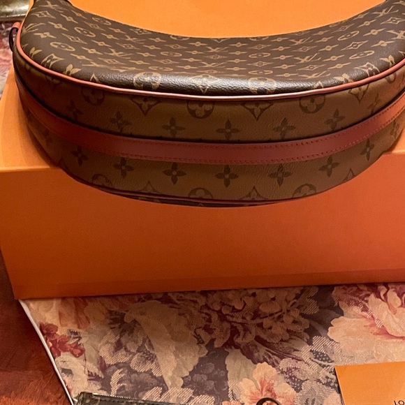 Never Used Louis Vuitton Loop Hobo Monogram Shoulder Bag with Accessories! - Picture 8 of 11